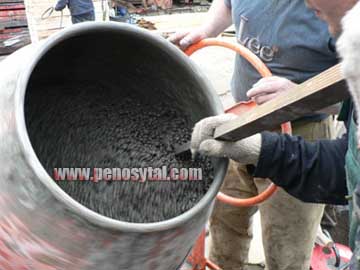 Смешение пеностекольных гранул с цементным раствором